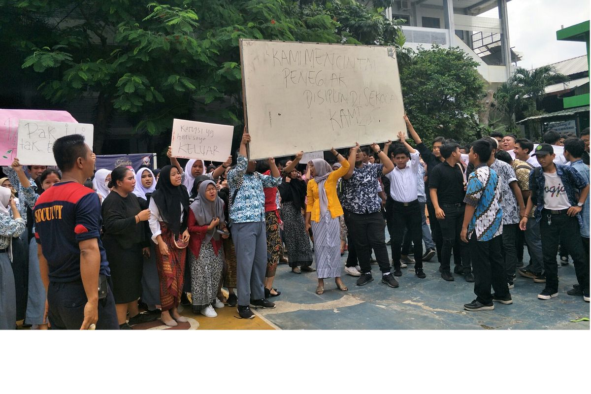 Murid-murid minta Idiyanto, guru yang pukul murid di SMAN 12 Kranji, Bekasi tetap mengajar, Kamis (13/2/2020).