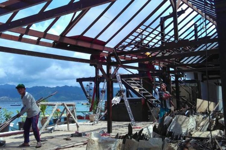 Salah satu bangunan di Gili Trawangan dibongkar, Jumat (24/2/2017)