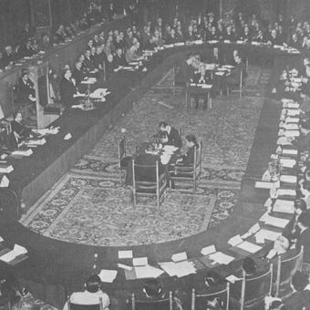 Suasana Konferensi Meja Bundar yang digelar di Den Haag, Belanda mengakui kedaulatan Indonesia sebagai negara Republik Indonesia Serikat (RIS). Tanggal 17 Agustus 1950, lima tahun setelah Proklamasi Kemerdekaan, Indonesia kembali menjadi Negara Kesatuan Republik Indonesia (NKRI).