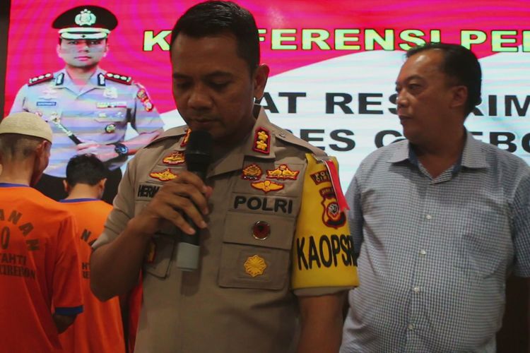 Kapolres Cirebon AKBP Suhermanto bersama Kasat Reskrim Polres Cirebon, AKP Kartono Gumelar, menjelaskan kasus penganiayaan menantu terhadap mertuanya di aula mapolres, Rabu (8/5/2019). Menantu tega membakar mertua karena kesal kerap ditanya pekerjaan. 