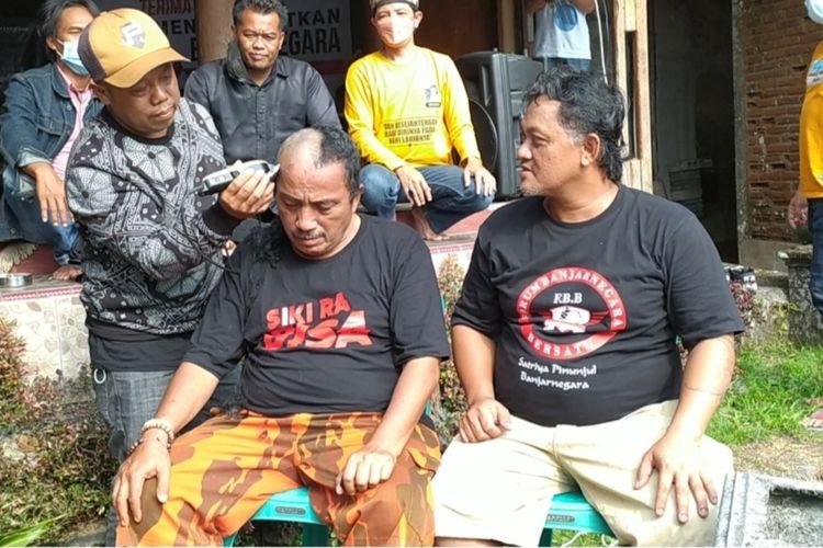 Warga Kabupaten Banjarnegara, Jawa Tengah, mencukur gundul rambutnya setelah bupati setempat Budhi Sarwono ditahan KPK atas kasus korupsi, Sabtu (4/9/2021).