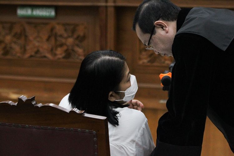 Terdakwa pembunuhan berencana terhadap Nofriansyah Yosua Hutabarat atau Brigadir J, Putri Candrawathi berbicara dengan kuasa hukumnya saat menjalani sidang pembacaan eksepsi di Pengadilan Negeri Jakarta Selatan, Senin (17/10/2022). Ferdy Sambo bersama dengan Istrinya, Putri Candrawathi, Richard Eliezer, Ricky Rizal dan Kuat Maruf didakwa melakukan pembunuhan berencana terhadap Nofriansyah Yosua Hutabarat atau Brigadir J.