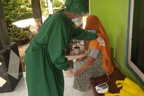 Kisah Ibu-ibu Desa Jadi Nakes Dadakan, Door to Door Cek Kesehatan Pasien Isoman Covid-19 (1)