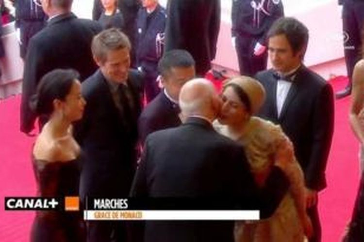 Aktris Iran, Leila Hatami tertangkap kamera tengah mencium pipi presiden Festival Film Cannes, Minggu (18/5/2014).