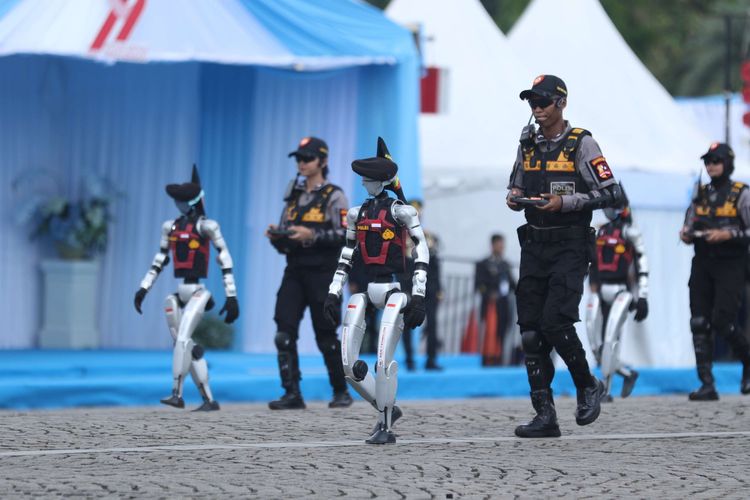 Atraksi kolaborasi polisi, robot robodog dan humanoid dalam acara Peringatan HUT ke-79 Bhayangkara di Silang Monas, Jakarta Pusat, Selasa (1/7/2025).
