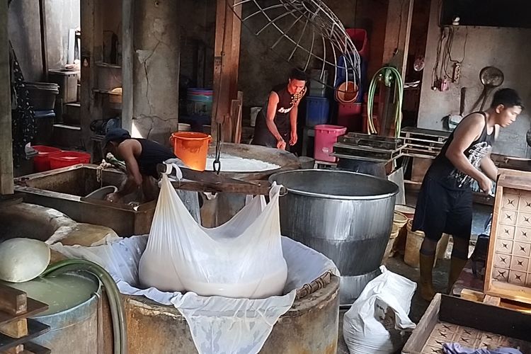 Salah satu tempat pengolahan tahu takwa di sentra Kampung Tahu Tinalan Kota Kediri, Jawa Timur, medio Nopember 2024.