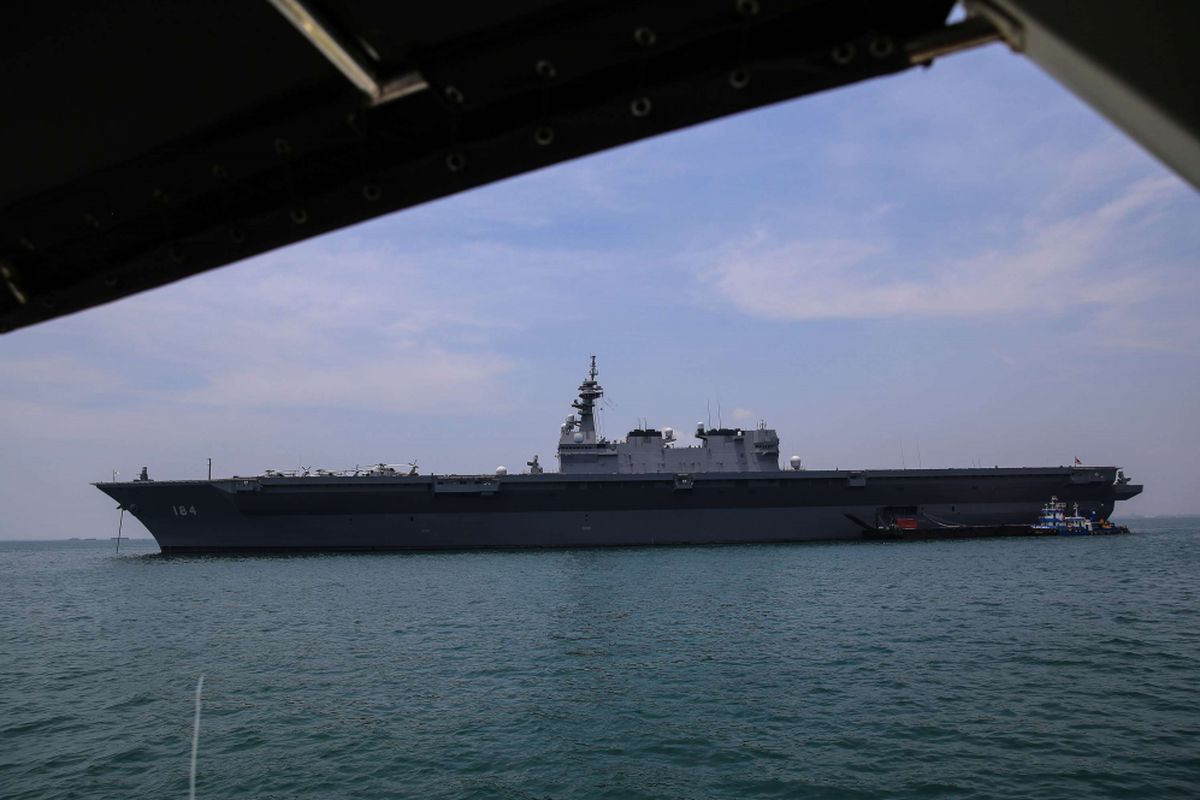 Kapal Perang JS KAGA DDH-184 asal Jepang tiba di Pelabuhan Tanjung Priok, Jakarta Utara, Selasa (18/9/2018). Sebanyak tiga unit kapal perang milik Angkatan Laut Jepang ( JS Kaga, JS Inazuma, dan JS Suzutsuki ) singgah di perairan Teluk Jakarta dan Pelabuhan Tanjung Priok hingga Sabtu (22/9/2018) mendatang dan dalam misi untuk mengikuti latihan bersama sejumlah angkatan laut beberapa negara Asia-Pasifik, termasuk Indonesia.
