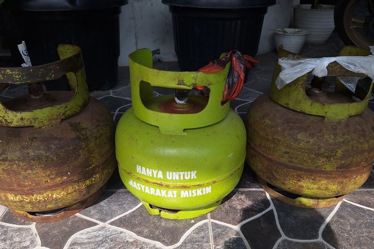 3 kg LPG gas cylinders at LPG 3 kg Beusarie Niaga bases located on Jalan T.UMAR, Simpang Blower, Banda Aceh, Tuesday (4/2/2025).