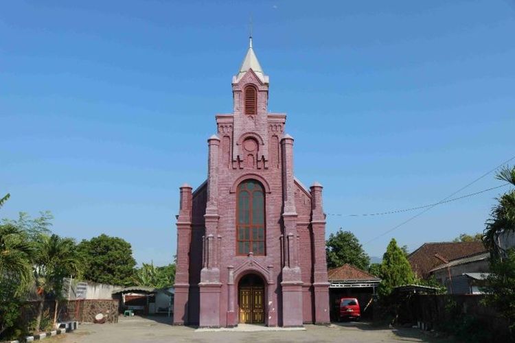 Gereja Merah Kediri, salah satu gereja unik di Indonesia