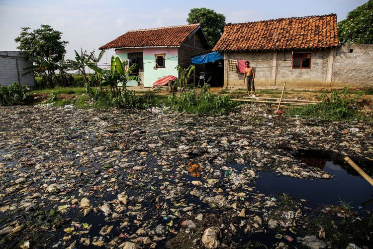 Sampah yang didominasi plastik memenuhi sepanjang Kali Pisang Batu, Desa Pahlawan Setia, Kecamatan Tarumajaya, Kabupaten Bekasi, Jawa Barat, Selasa (8/1/2019). Sampah yang memenuhi Kali Pisang Batu hingga sepanjang 1,5 kilometer berasal dari Kali Bekasi yang melewati Kota Bekasi. Sampah muncul pasca normalisasi dilakukan pada Desember 2018. Sebelumnya, kali hanya dipenuhi lumpur dan eceng gondok.