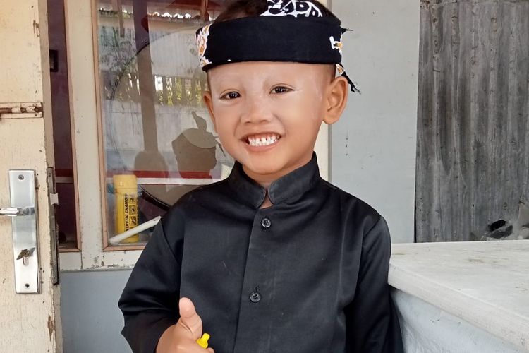 Azril Fadhil Alfarizqi, bocah 6 tahun yang piawai bermain kuntulan, Cluring, Banyuwangi, Jumat (17/1/2025) 