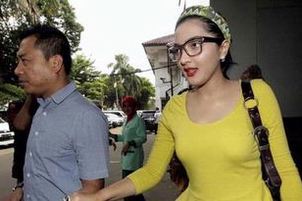 Pasangan suami istri yang sama-sama artis musik, Anang Hermansyah dan Ashanty, mengunjungi Raffi Ahmad di kantor Badan Narkotika Nasional, Jakarta, Jumat (1/2/2013).