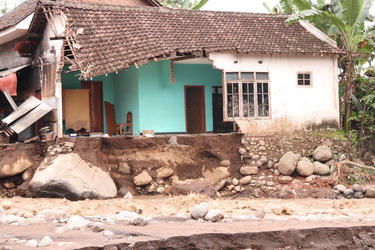 Rumah di Kabupaten Jember yang terdampak banjir pada Kamis (20/1/2022) malam