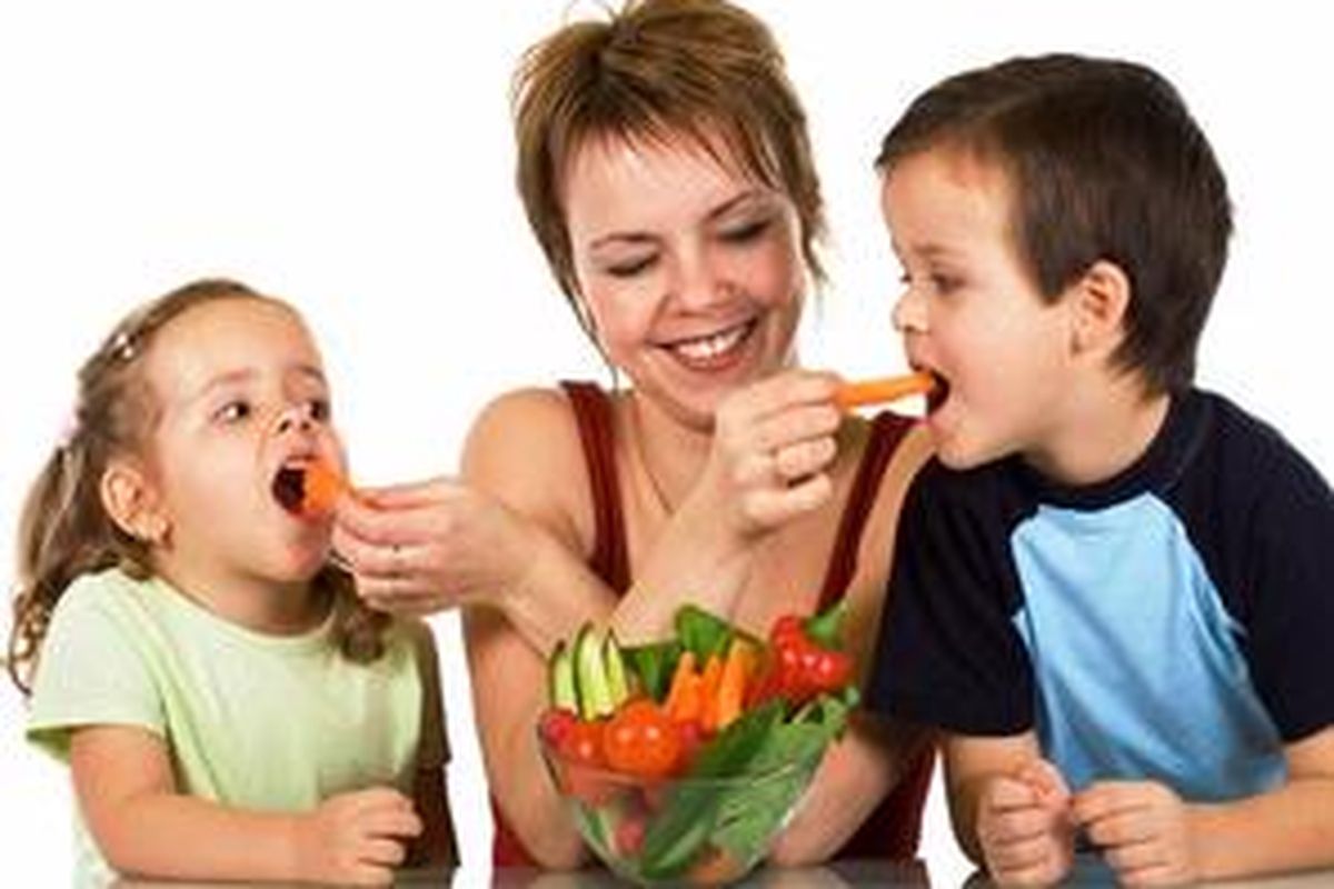 Berikan contoh kepada anak-anak untuk gemar menyantap makanan sehat di rumah