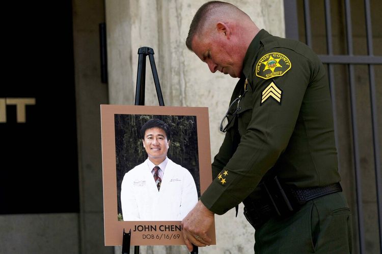 Sersan Sheriff Orange County. Scott Steinle menampilkan foto Dr. John Cheng, seorang korban berusia 52 tahun yang tewas dalam penembakan hari Minggu di Gereja Presbiterian Jenewa, saat konferensi pers di Santa Ana, California, Senin, 16 Mei 2022.