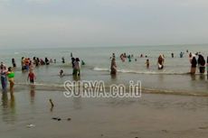 Tradisi Kupatan di Tuban, Ratusan Orang Mandi Bersama di Laut untuk Tolak Bala