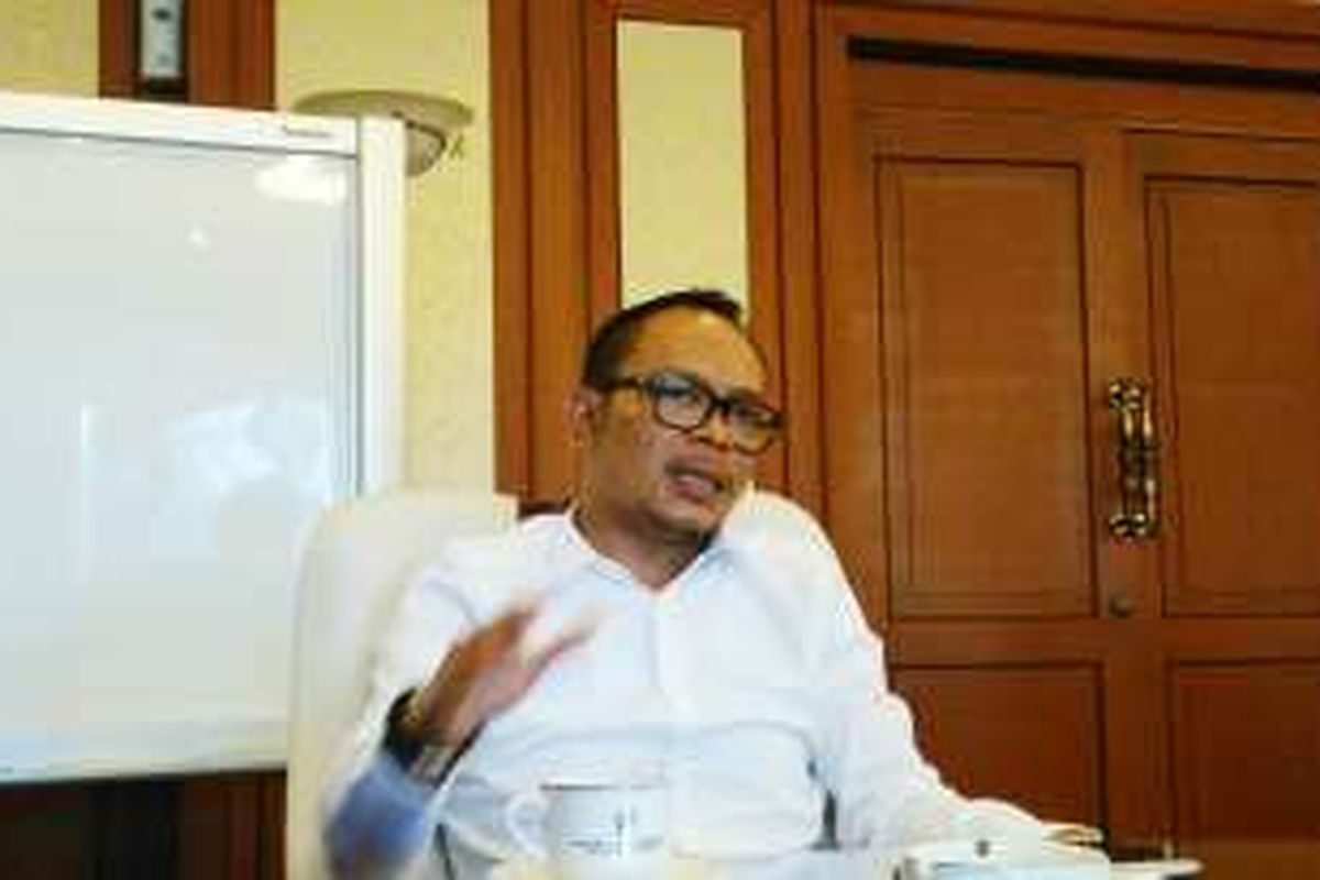 Menteri Tenaga Kerja Hanif Dhakiri saat berbincang dengan media di Kantor Kemenaker, Jakarta, Kamis (29/12/2016).