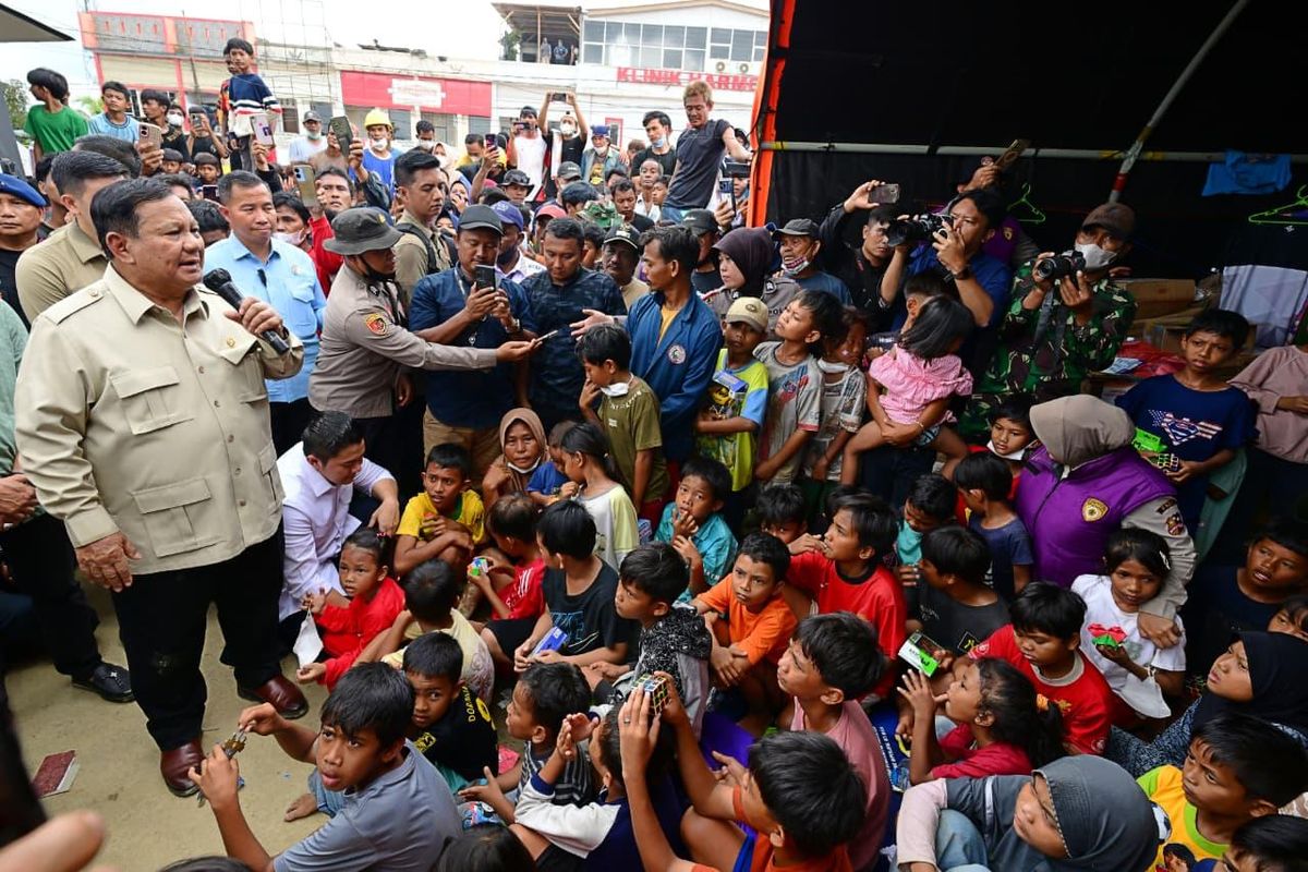 Presiden Prabowo Subianto saat mengunjungi para pengungsi di Desa Sukajadi, Karang Baru, Aceh Tamiang, Jumat (12/12/2025).