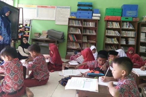 Bertahun-tahun, Pelajar SD di Tasikmalaya Ini Belajar Sambil Lesehan 