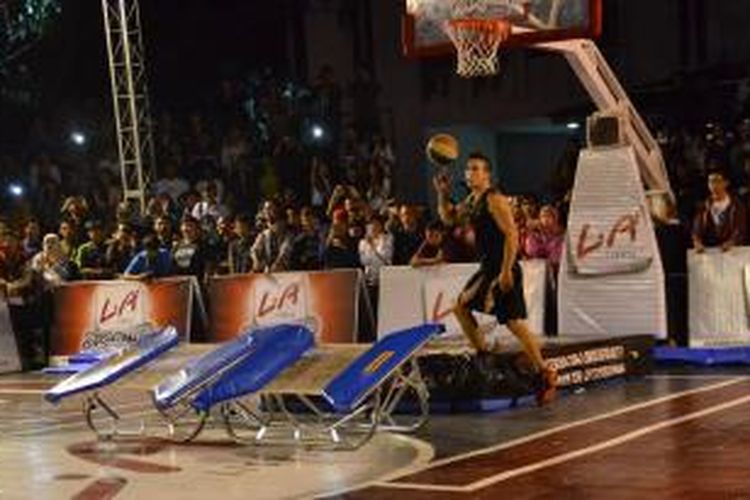 Salah satu anggota Lords of Gravity, Levente Pal, memutar bola basket di atas jarinya saat melakukan aksi di lapangan Balai Kota, Bandung, Sabtu (14/9/2013).