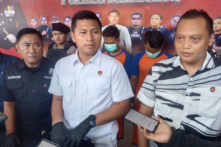 Kepolisian Resor (Polres) Jombang, Jawa Timur, menangkap dua orang terduga pelaku pembunuhan balita berusia 3,5 tahun, Jumat (13/12/2024).