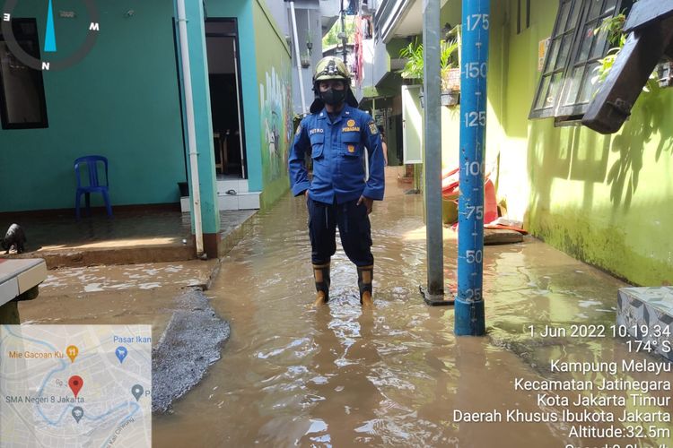 Banjir yang merendam permukiman RW 004 dan 005 Kelurahan Kampung Melayu atau biasa disebut wilayah Kebon Pala, Kecamatan Jatinegara, Jakarta Timur, berangsur surut pada Rabu (1/6/2022) siang.