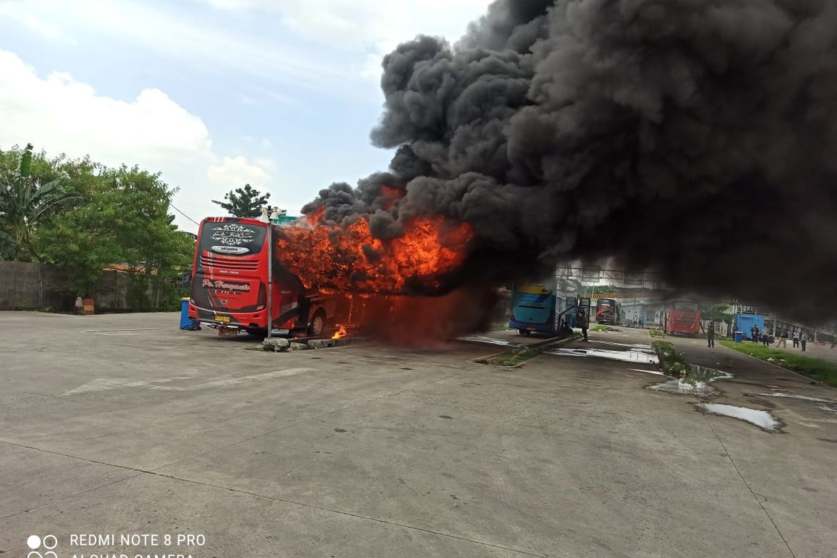 Sebuah bus antarkota antarprovinsi (AKAP) bernomor polisi B 7213 VGA hangus terbakar di Terminal Terpadu Pulogebang, Cakung, Jakarta Timur, Rabu (6/4/2022) siang.