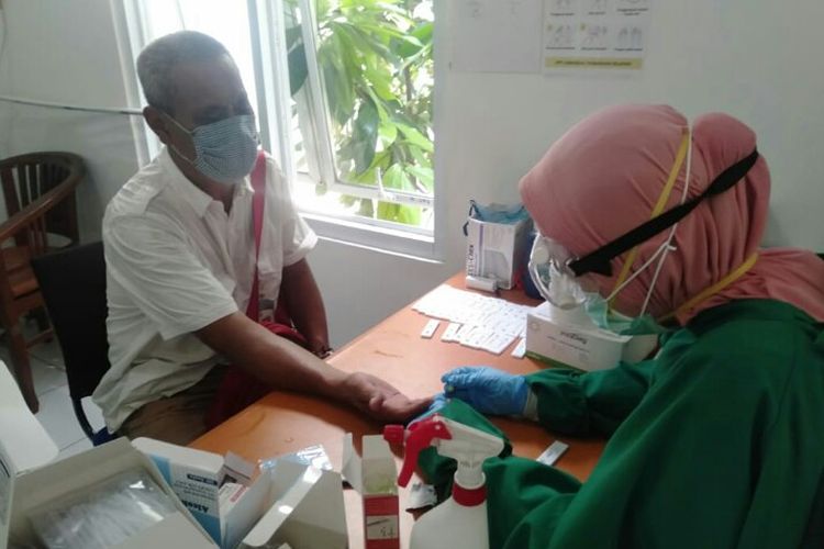 Sebanyak 150 anggota komunitas Laskar Anggrek dilakukan rapid test Covid-19 di Laboratorium Kesehatan Daerah (Labkesda) di Kawasan Serpong, Tangerang Selatan, pada 2-3 Juni 2020.