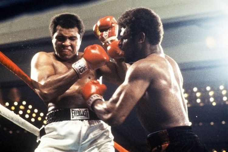 Muhammad Ali (kiri) ketika menghadapi <a href='https://manado.tribunnews.com/tag/leon-spinks' title='Leon Spinks'>Leon Spinks</a> pada duel tinju kelas berat yan dihelat di Las Vegas, Amerika Serikat, 15 Februri 1978.