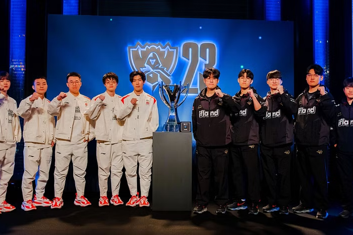 Babak Final League of Legends Worlds 2023 mempertandingkan Weibo Gaming (kiri) dan T1 (kanan)