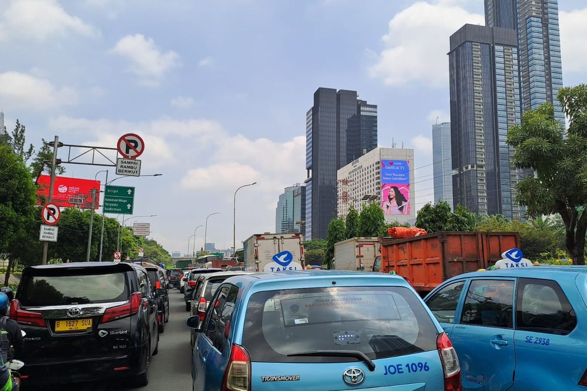 Kemacetan di Jalan Gatot Subroto, Jakarta Selatan, dekat Mapolda Metro Jaya, Jumat (17/3/2023), imbas adanya penerapan car free day Polda Metro Jaya.