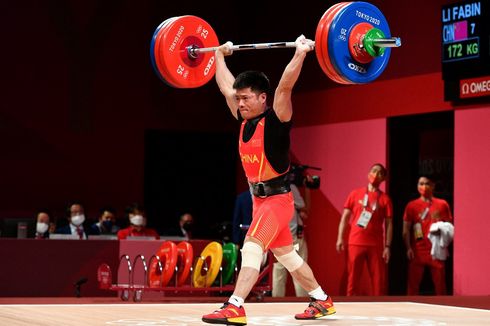 Lifter China Li Fabin, Berdiri dengan Satu Kaki untuk Pecahkan Dua Rekor Olimpiade 