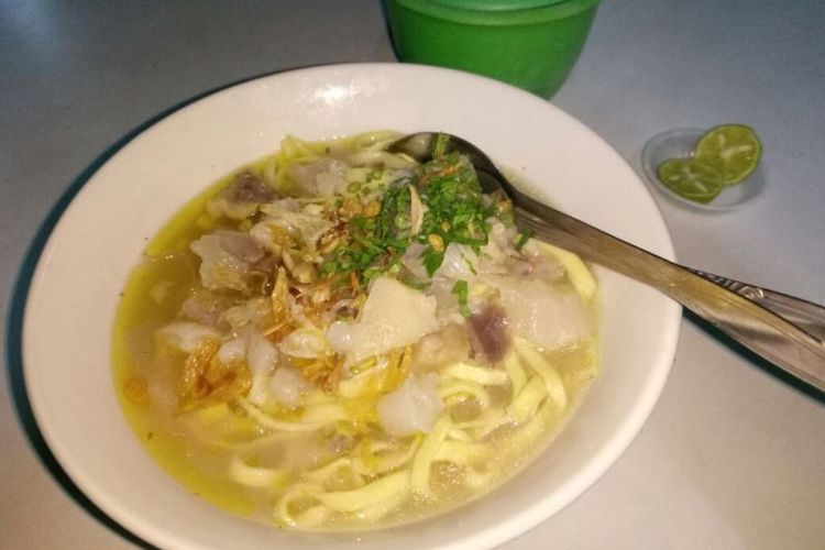 Mie Kocok SKM, salah satu warung mie kocok yang harus dikunjungi saat berkunjung ke Bandung. Yang unik adalah rasa dan warna kuahnya yang agak kuning karena berbagai rempah yang menjadi andalannya.