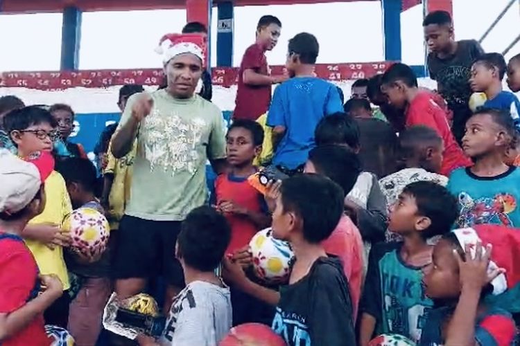 Sudah menjadi aktivitas rutin, pemain PSBS Biak Beto Goncalves berbagi kado Natal kepada anak-anak di Kota Biak.