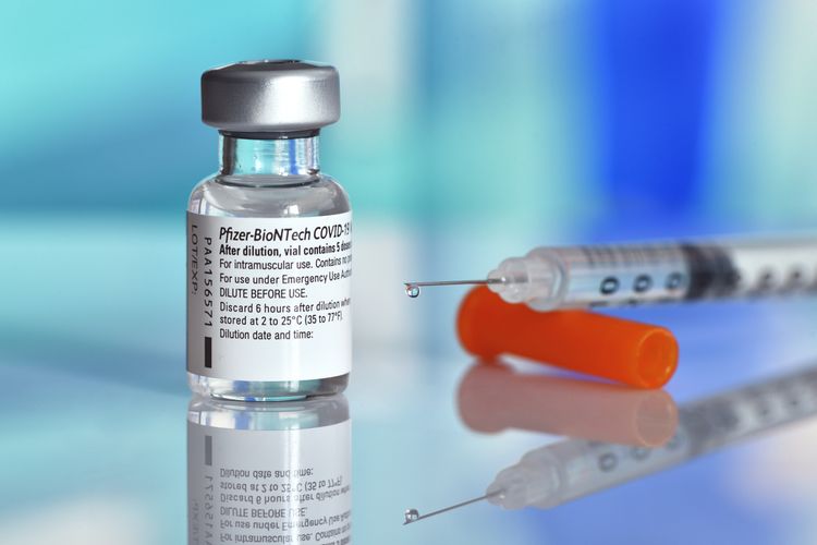 Ilustrasi vaksin Pfizer. Studi dunia nyata tunjukkan keamanan vaksin dan efek samping vaksin Pfizer. Penelitian di Israel menunjukkan, vaksin Covid-19 mRNA ini aman, dengan tingkat efek samping berat yang relatif kecil. Reaksi alergi vaksin mRNA ringan.