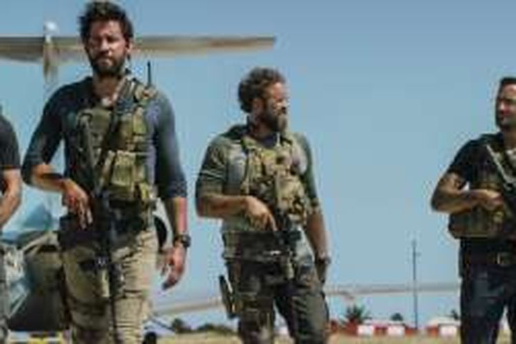 David Denman, John Krasinski, Pablo Schreiber, dan Dominic Fumusa beraksi dalam film '13 Hours: The Secret Soldiers of Benghazi' (2016) 