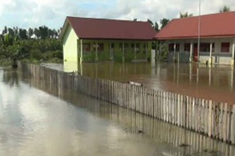 Karena terendam banjir hinga setinggi 70 centimeter di kelas, ratusan siswa SDN Marambeu Mamuju utara sulawesi barat terpaksa diliburkan gurunya sejak Jumat pekan lalu.