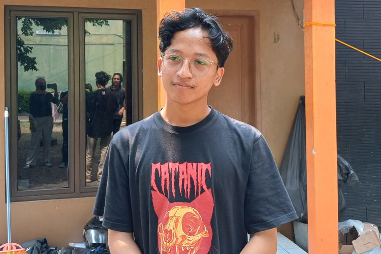 Adha Amin Akbar (22), teman satu kontrakan tersangka pembunuhan MNZ (19), Altafasalya Ardnika Basya (23), saat ditemui wartawan di kawasan Kukusan, Depok, Jawa Barat, Minggu (6/8/2023). 