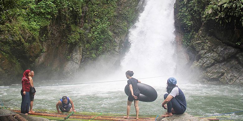 Sejumlah wisatawan menikmati Air Terjun Haratai di Desa Haratai, Kecamatan Loksado, Kabupaten Hulu Sungai Selatan, Kalimantan Selatan, Senin (27/3/2017). Obyek wisata Air Terjun Haratai menjadi salah satu daya tarik wisata alam di Loksado. 