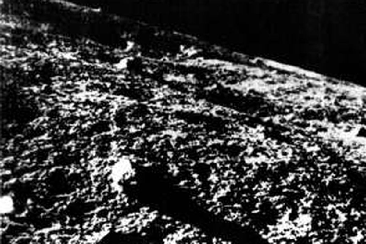 Foto permukaan Bulan yang dipotret wahana Luna 9 sebelum mendarat.
