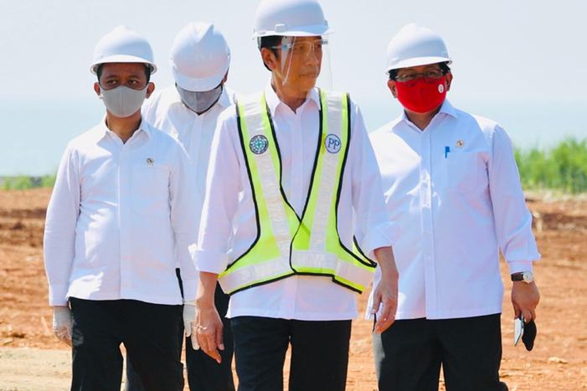 Presiden Jokowi saat meninjau kawasan industri Batang, Jawa Tengah, Selasa (30/6/2020)