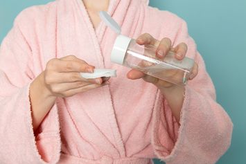 Apakah Air Mawar Bisa Dijadikan Micellar Water? Berikut Penjelasannya