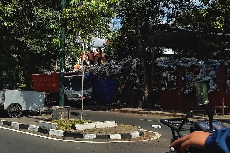 SAMPAH: Tumpukan sampah terlihat di depo sampah Mandala Krida, Yogyakarta, Sabtu (22/6/2024)