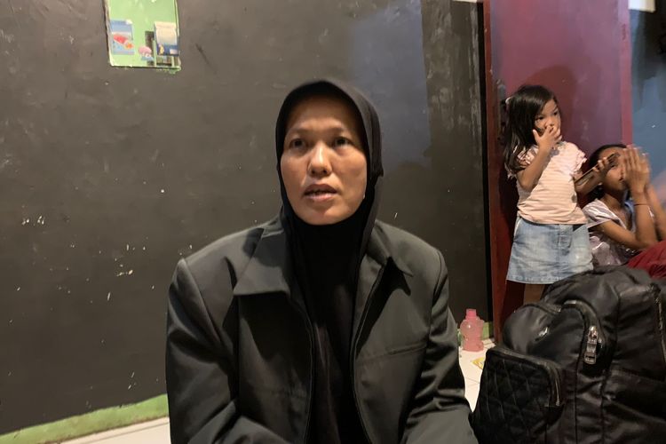 Wewen (51) nenek D, balita yang hanyut di selokan Pamulang saat diwawancarai soal keseharian sang cucu selama hidup di rumahnya bilangan Pondok Cabe, Pamulang, Tangsel, Selasa (22/5/2023).