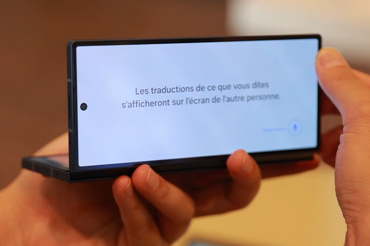 Fitur AI Interpreter memanfaatkan layar cover screen Galaxy Z Fold 6 untuk menampilkan bahasa yang sudah diterjemahkan ke lawan bicara. Pengguna pun bisa melihat arti kata-kata dari lawan bicara di layar utama di bagian dalam, 