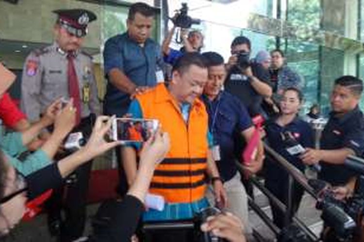Deputi Informasi, Hukum dan Kerja Sama Badan Keamanan Laut (Bakamla) Eko Susilo Hadi mengenakan rompi tahanan KPK, Kamis (15/12/2016).