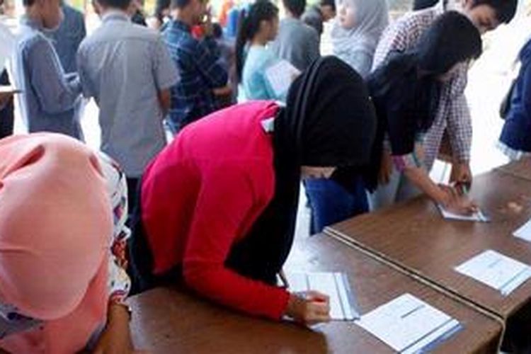 Calon mahasiswa baru mengisi formulir pembayaran Seleksi Bersama Masuk Perguruan Tinggi Negeri (SBMPTN) di Bank Mandiri Universitas Hasanuddin, Makassar, Sulawesi Selatan, Selasa (14/5/2013). Biaya pendaftaran untuk kelompok sosial, humaniora, serta sains dan teknologi dipatok Rp 175.000, sedangkan kelompok ujian campuran Rp 200.000.

