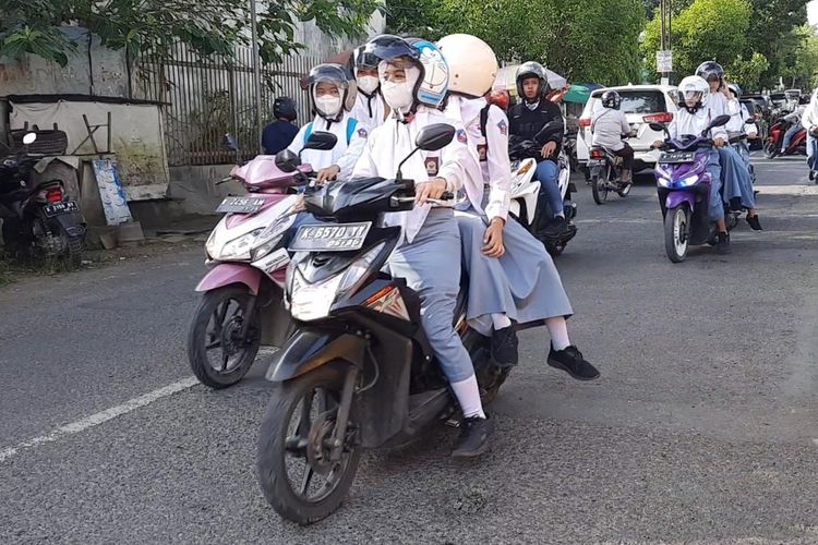Sejumlah siswa SMA mengendarai motor usai pulang sekolah di depan SMAN 1 Blora, Selasa (7/3/2023)