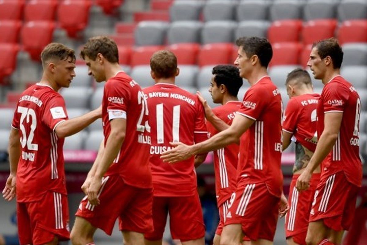 Robert Lewandowski dan para pemain Bayern Muenchen lainnya merayakan gol ke gawang Freiburg pada laga pekan ke-33 Bundesliga yang digelar di Allianz Arena, Sabtu (20/6/2020) malam WIB.