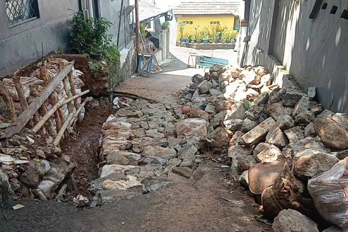 Jalan Lingkungan di Pasar Rebo Longsor, Akses ke Jalan Raya Bogor Terganggu